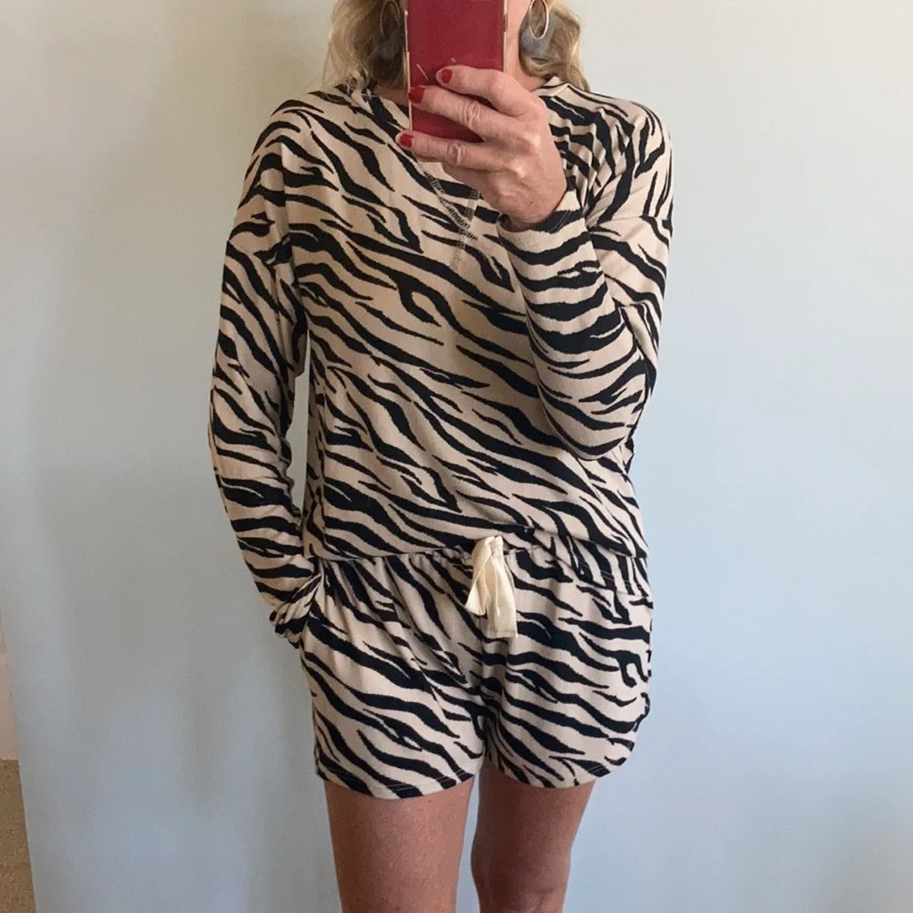 Animal Print 2 Piece Lounge Set - Picture 9 of 9